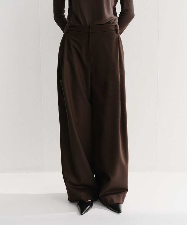 LOE SIDE TUCK PANTS (BROWN)