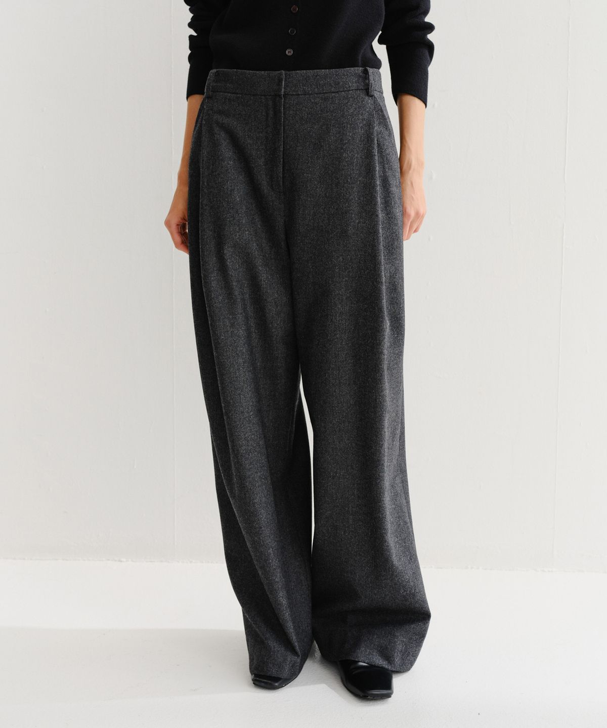 이아(EAAH) LOE SIDE TUCK PANTS (CHARCOAL)