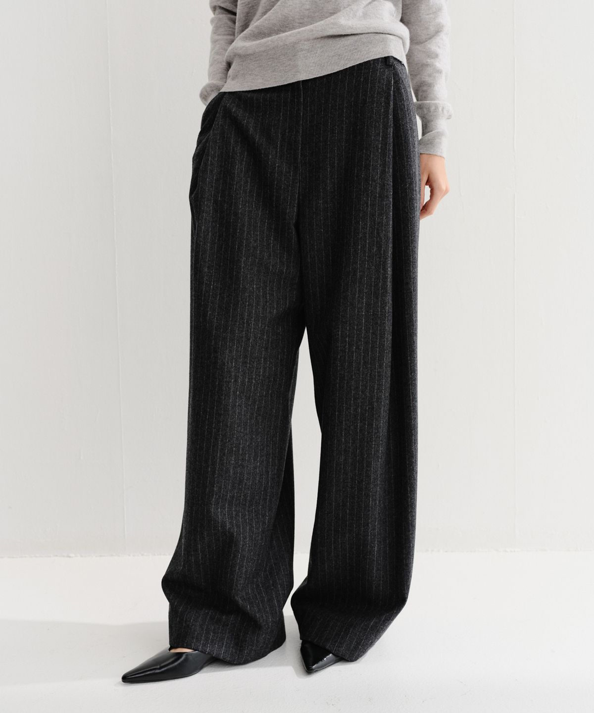 이아(EAAH) LOE SIDE TUCK PANTS (CHARCOAL STRIPE)