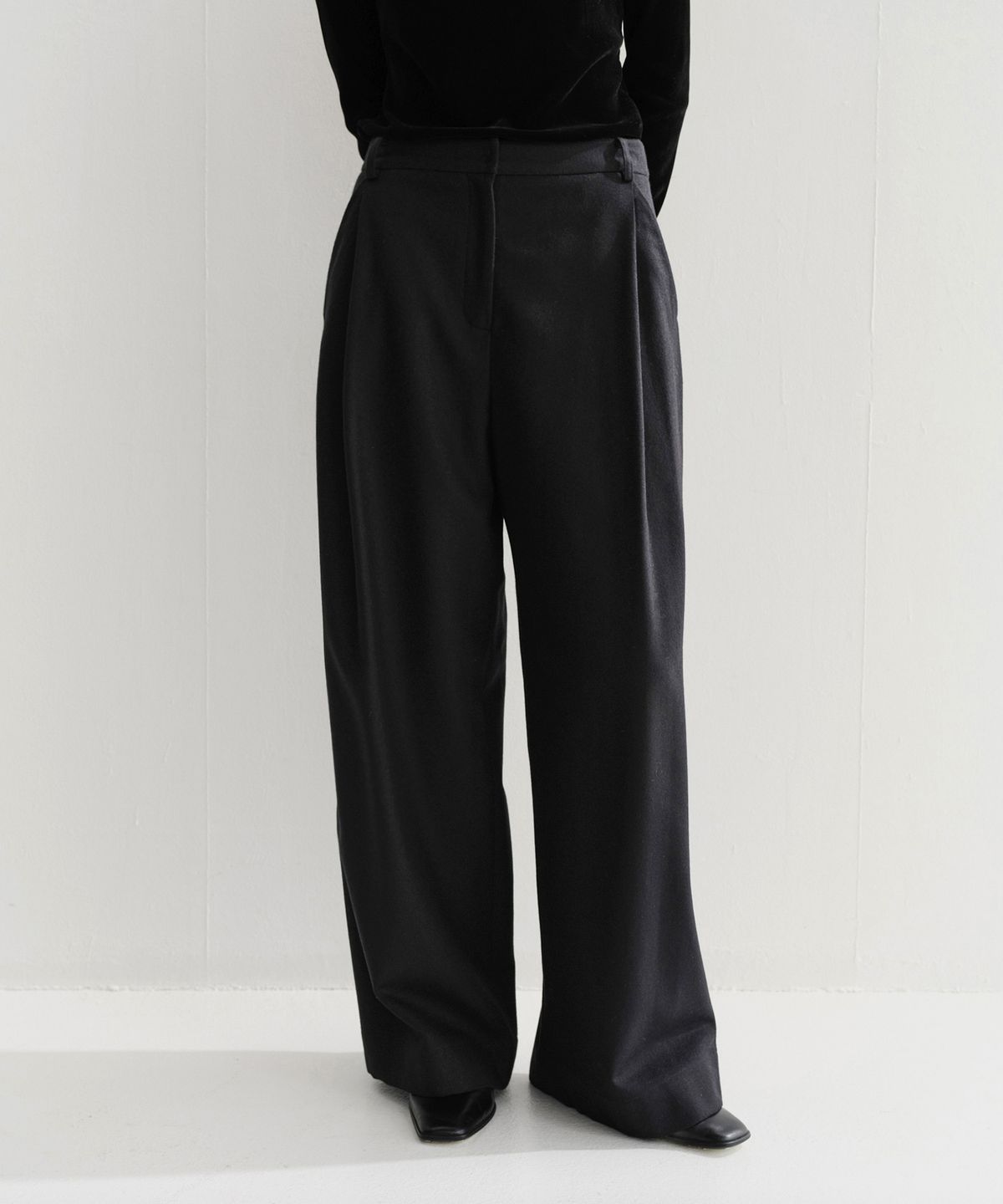 이아(EAAH) LOE SIDE TUCK PANTS (BLACK)