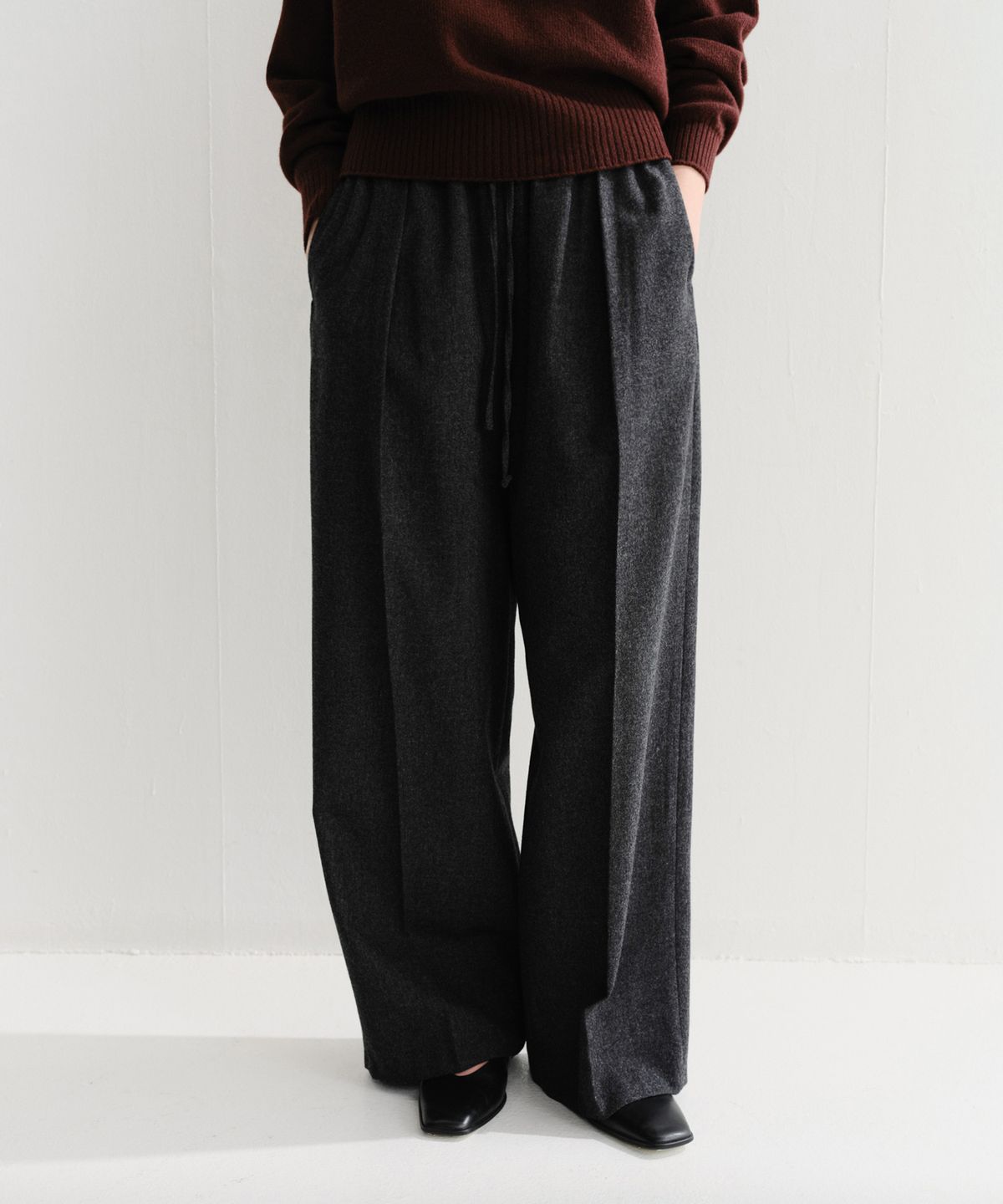 이아(EAAH) LOE BANDING TUCK PANTS (CHARCOAL)