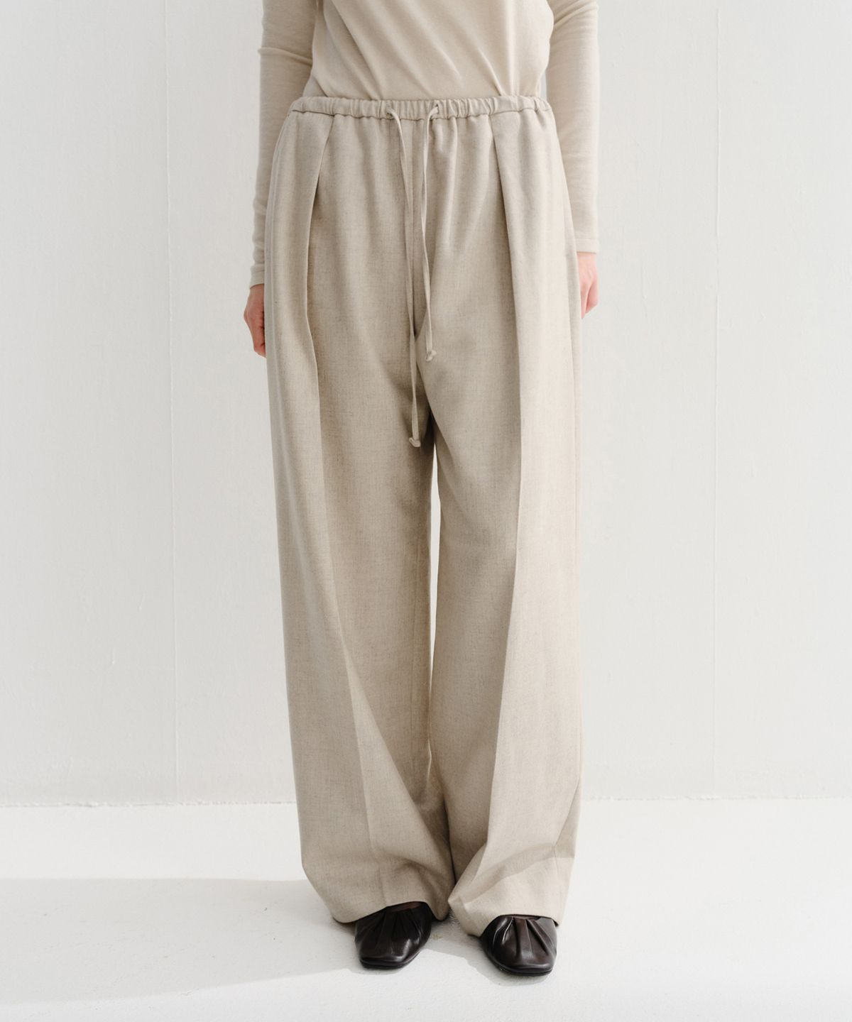 이아(EAAH) LOE BANDING TUCK PANTS (OATMEAL)