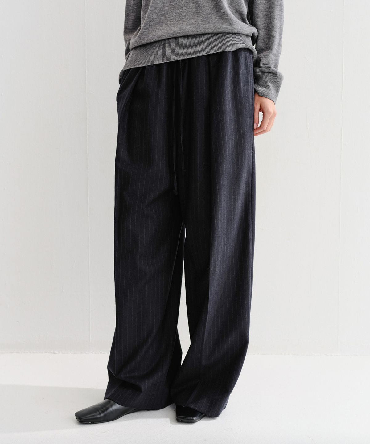 이아(EAAH) LOE BANDING TUCK PANTS (NAVY STRIPE)