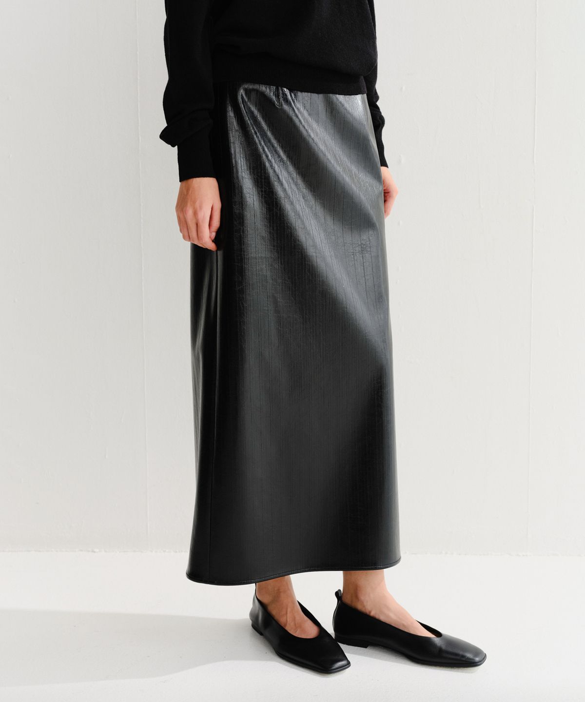 이아(EAAH) VORN CRACK LEATHER MAXI SKIRT (BLACK)