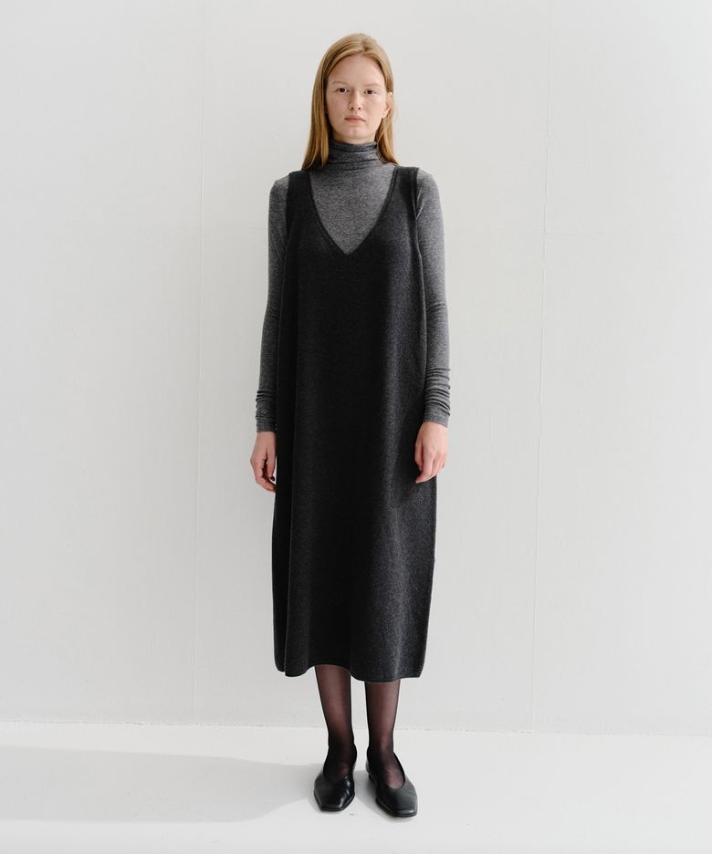 ENRI WOOL V NECK KNIT DRESS (CHARCOAL)