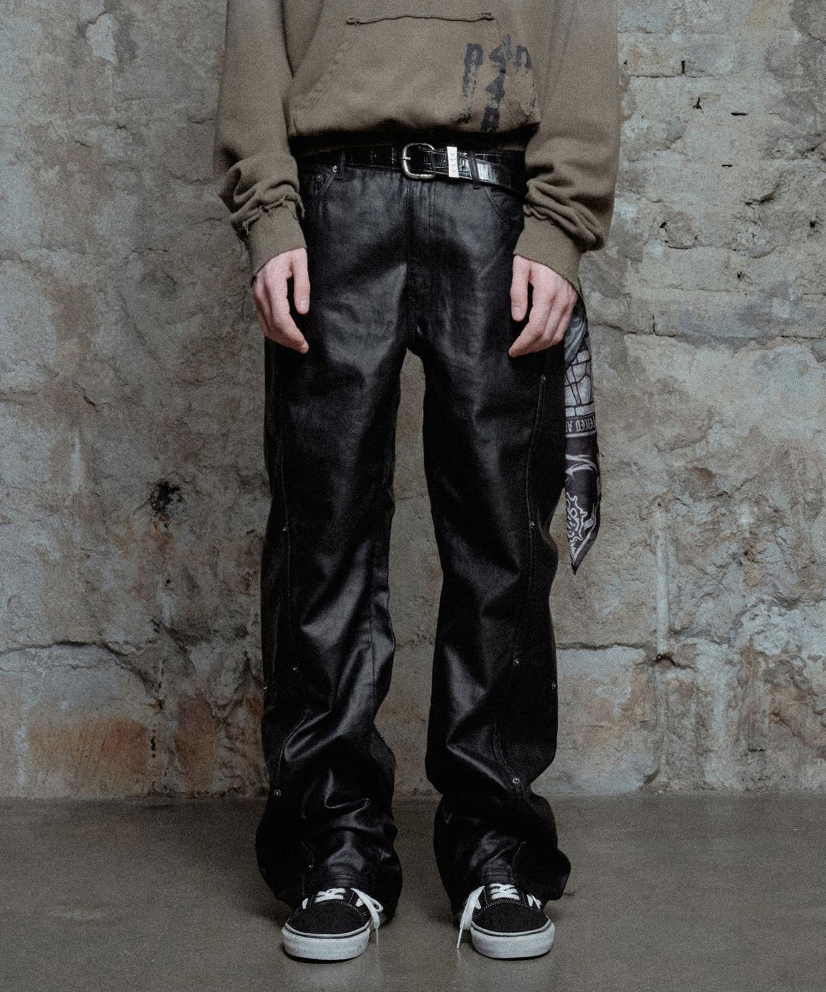 낫포너드(NOT4NERD) Stud Panel Coated Curved Pants - Black