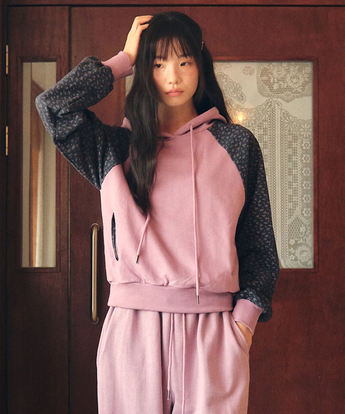 꼬모니노즈(COMONINOZ) W FLORAL COLOR BLOCK HOOD [VIOLET]