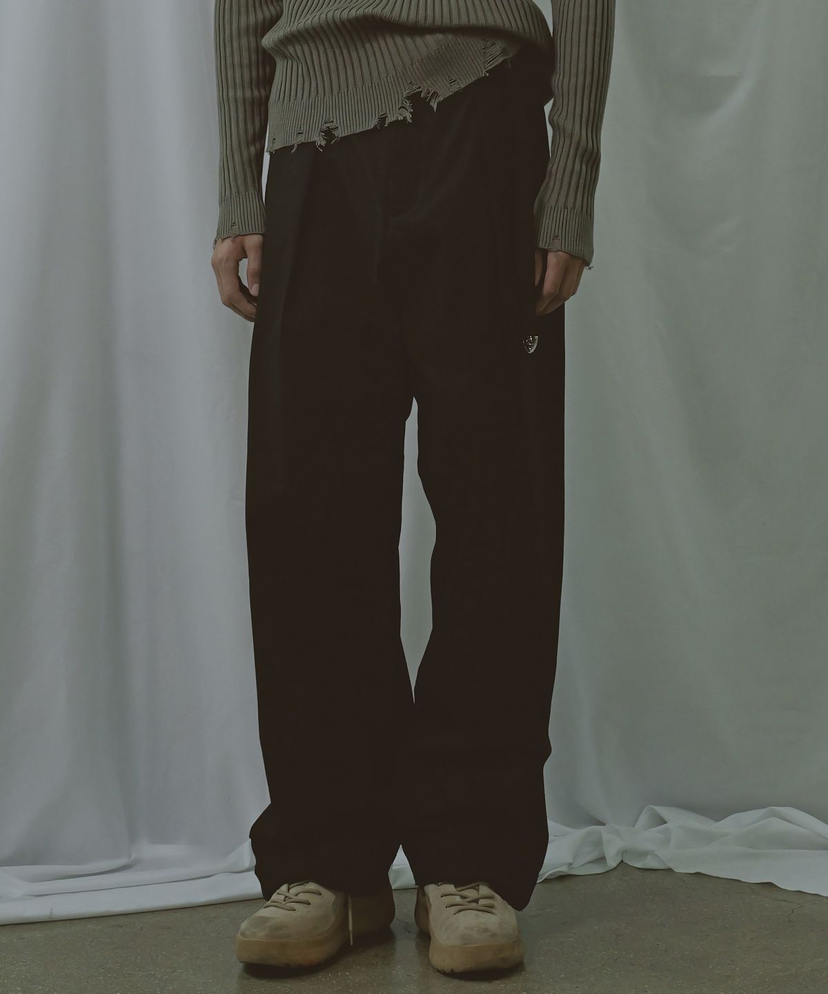 비욘드클로젯(BEYOND CLOSET) [COLLECTION LINE] 벨티드 디테일 코튼 와이드 팬츠 블랙