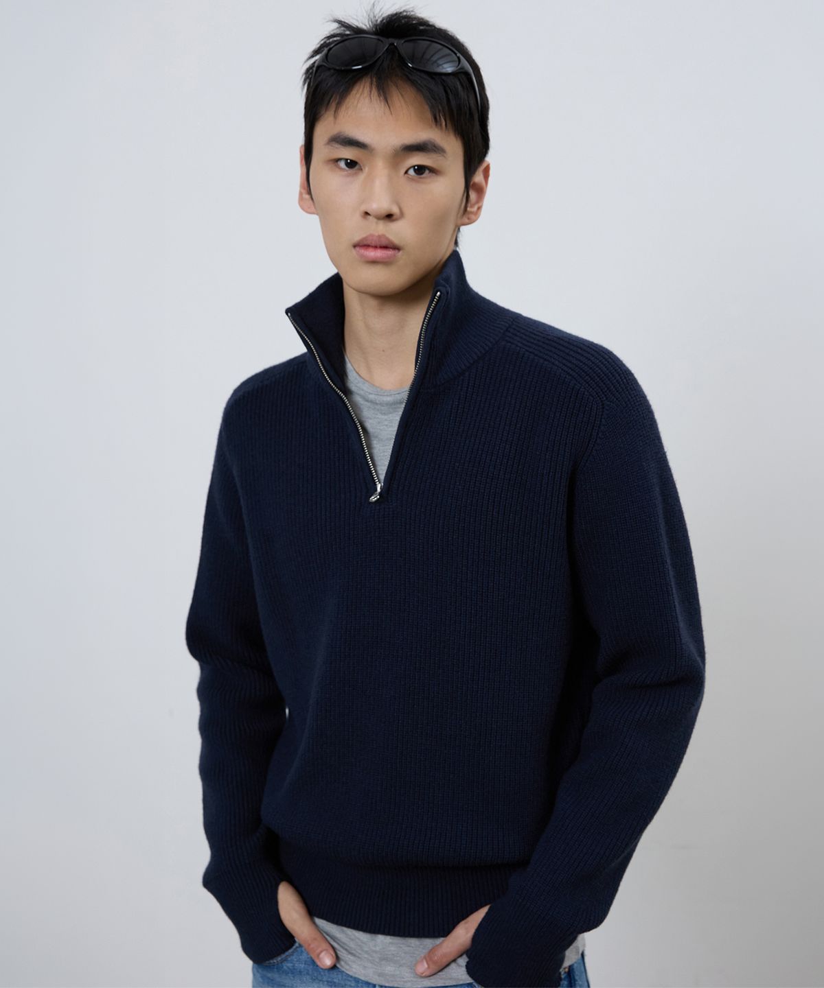 미치코런던 스포츠(MICHIKO LONDON SPORTS) 리브드 하이넥 하프집업 니트 다크 네이비