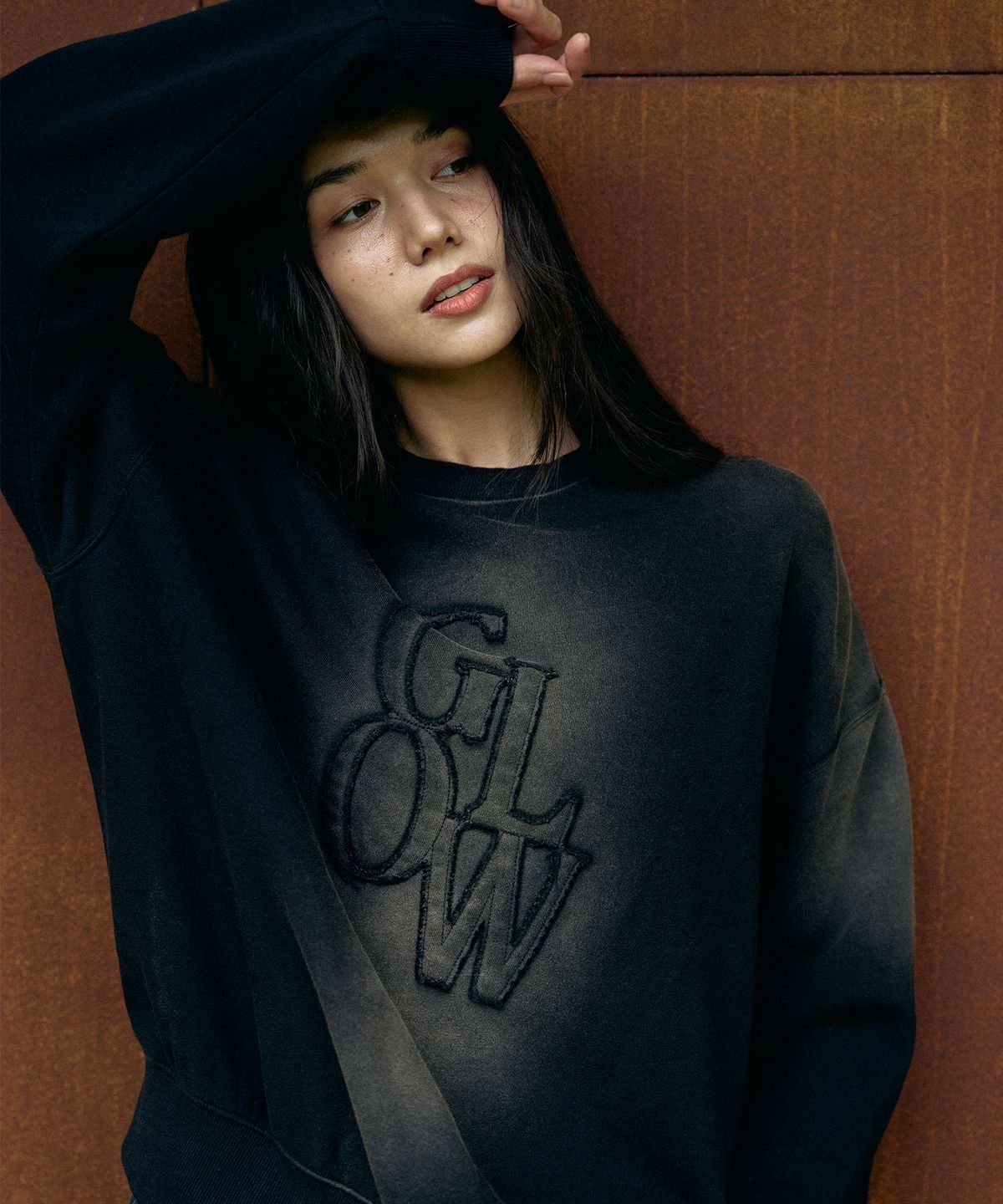 글로우노트(GLOWNOTE) Spray Dyeing Applique SWEAT SHIRTS (2COLOR)