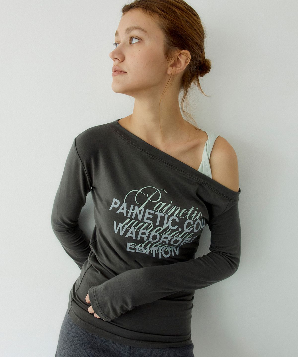 페이네틱(PAINETIC) Twist Contrast One-Shoulder Tee (CHARCOAL)