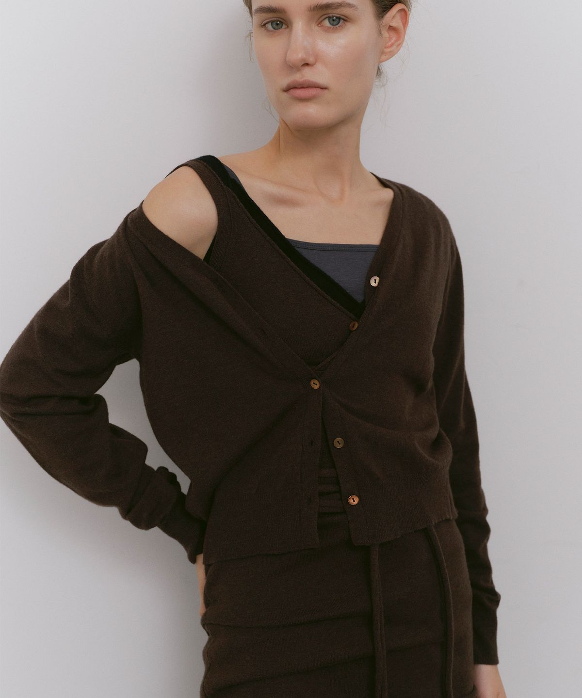 카셀(CACELE) TWIST OPEN BACK CARDIGAN, BROWN