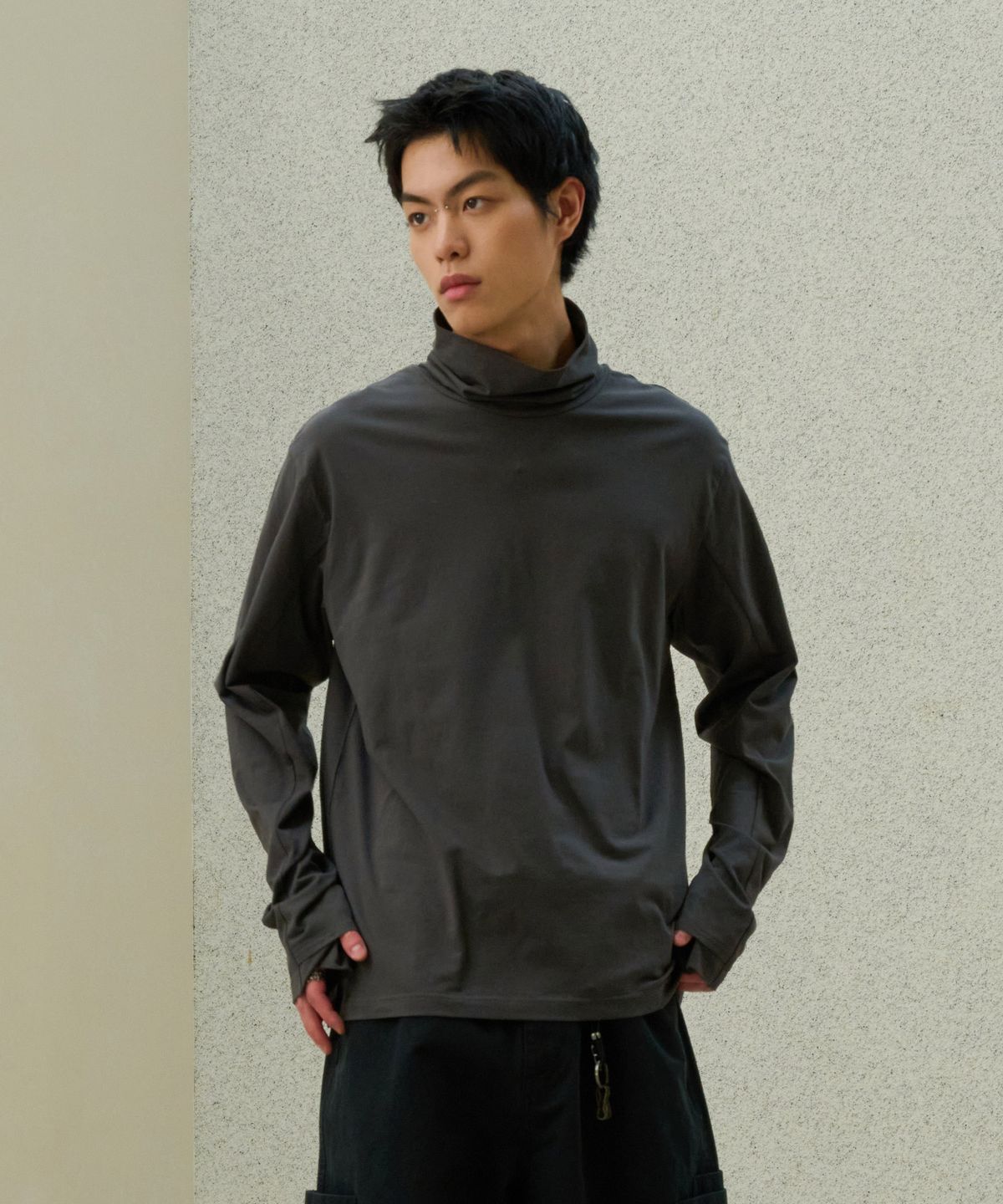 데시레드(DESIRED) 에센셜 터틀넥 티셔츠-FFSK5111C09