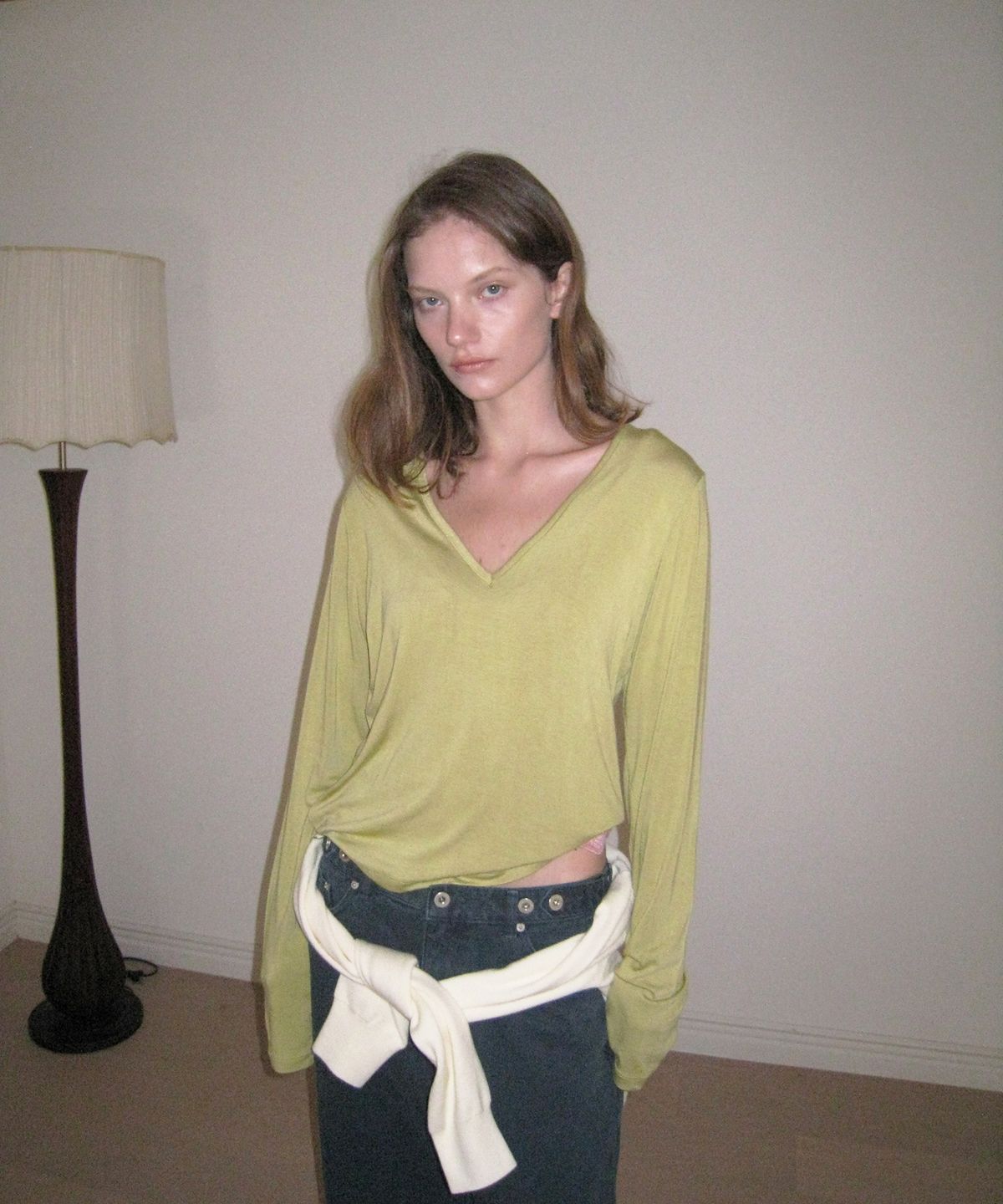 어패럴아카이브(APPAREL ARCHIVE) Fawn deep v-neck tee - Olive