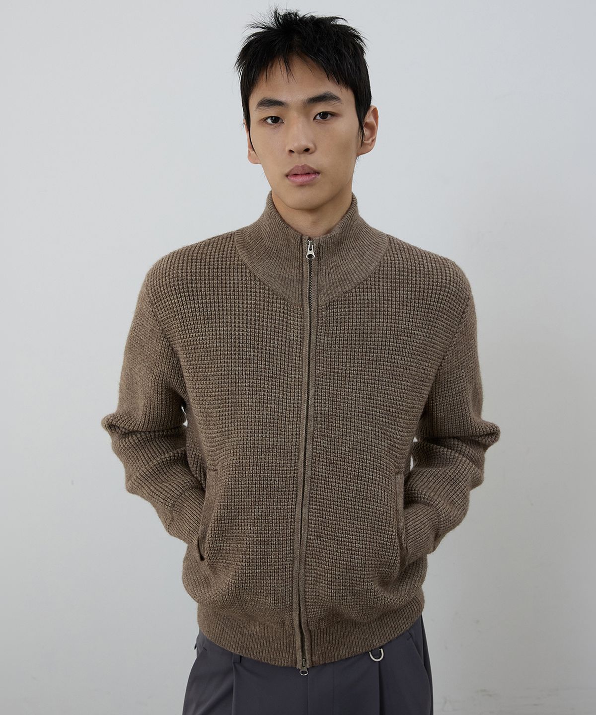 미치코런던 스포츠(MICHIKO LONDON SPORTS) 와플 하이넥 집업 니트 토프 브라운