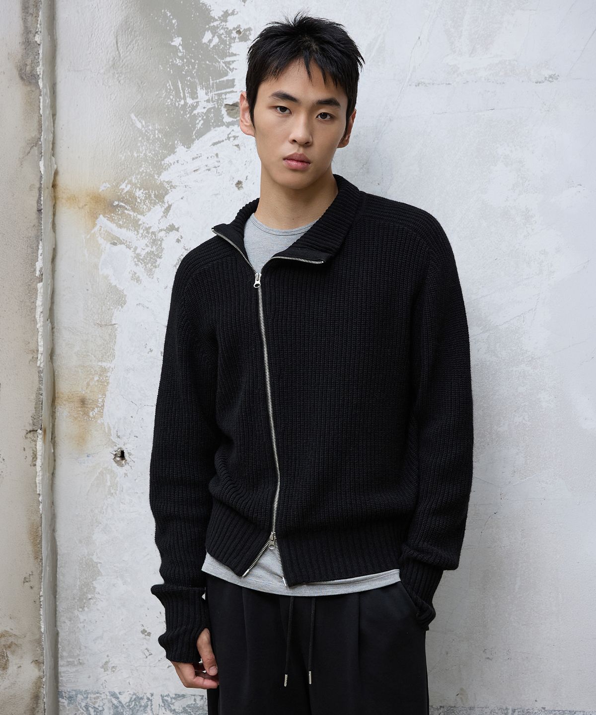 미치코런던 스포츠(MICHIKO LONDON SPORTS) 다이애그널 하이넥 집업 니트 블랙