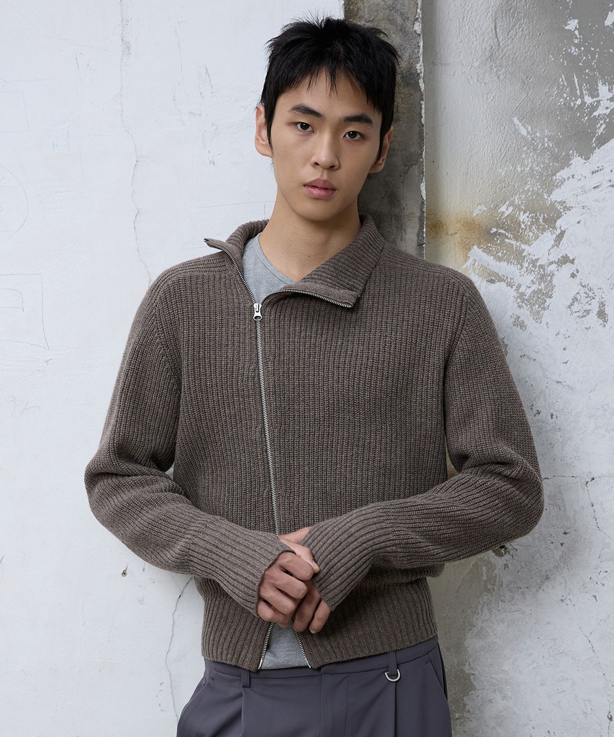 미치코런던 스포츠(MICHIKO LONDON SPORTS) 다이애그널 하이넥 집업 니트 토프 브라운