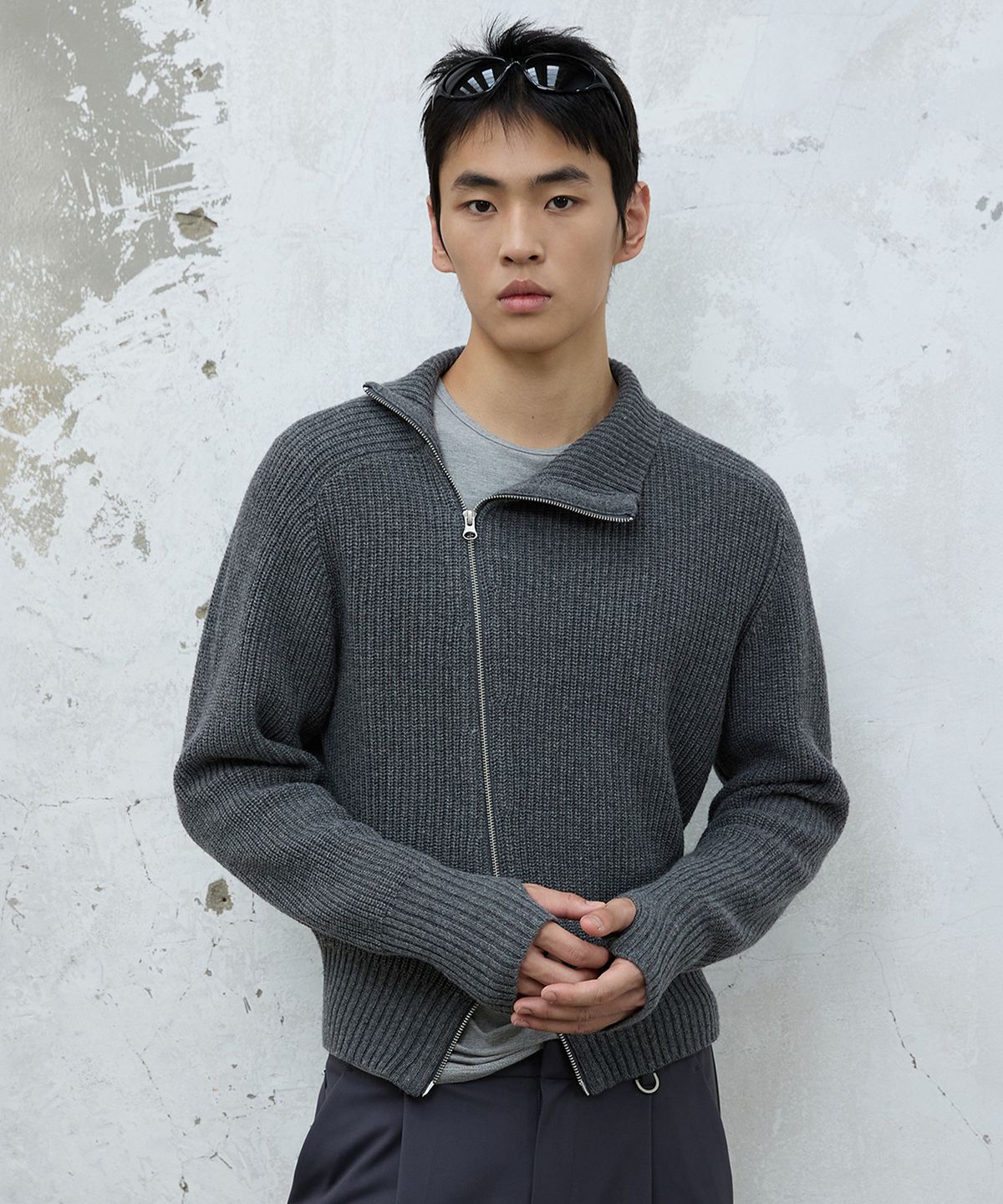 미치코런던 스포츠(MICHIKO LONDON SPORTS) 다이애그널 하이넥 집업 니트 차콜
