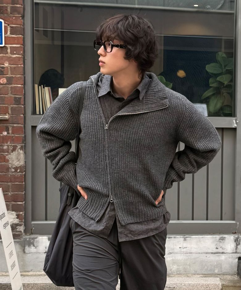 [리제임스 pick] 다이애그널 하이넥 집업 니트 차콜