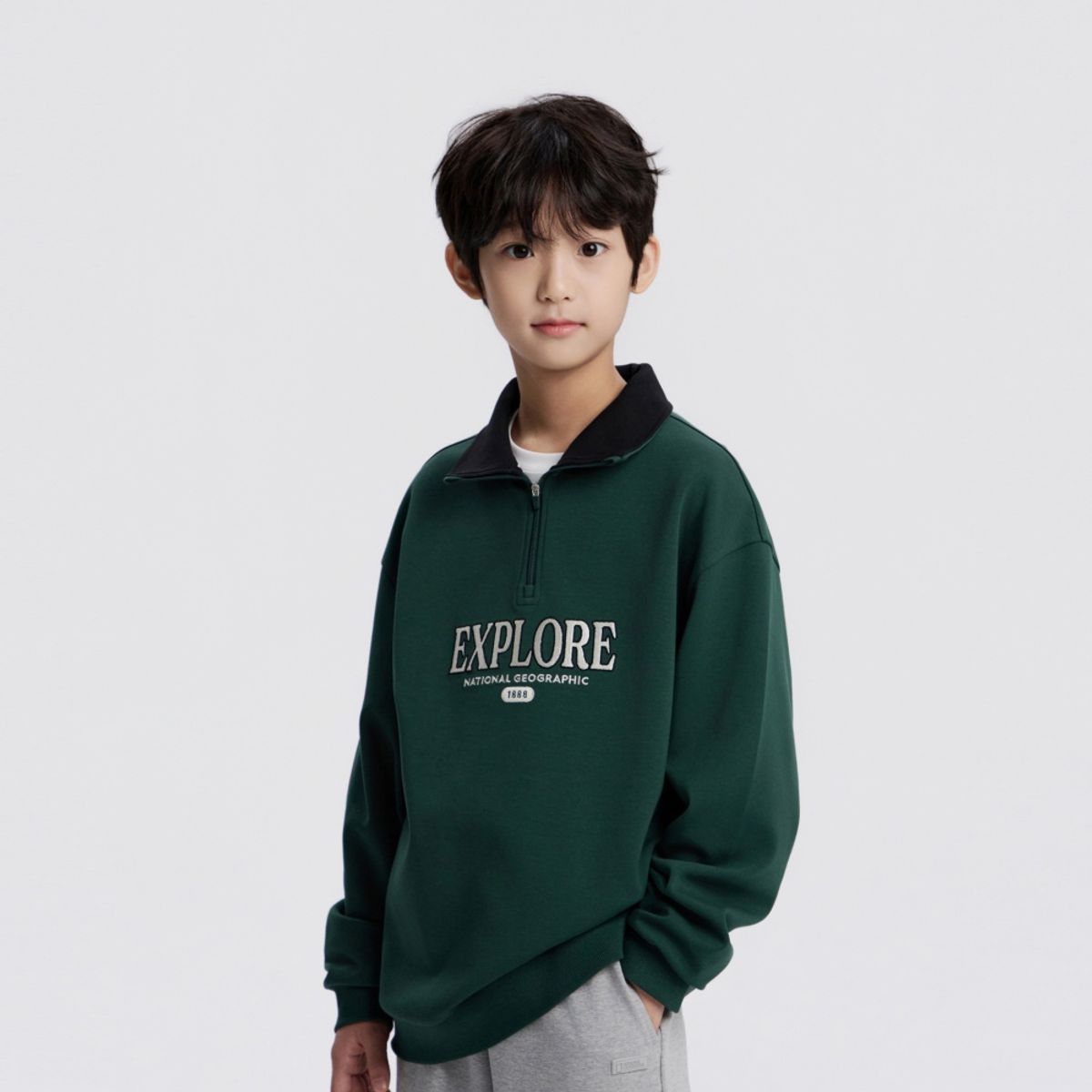 내셔널지오그래픽 키즈(NATIONAL GEOGRAPHIC KIDS) K253USW030 반집업 그래픽 맨투맨 D/GREEN
