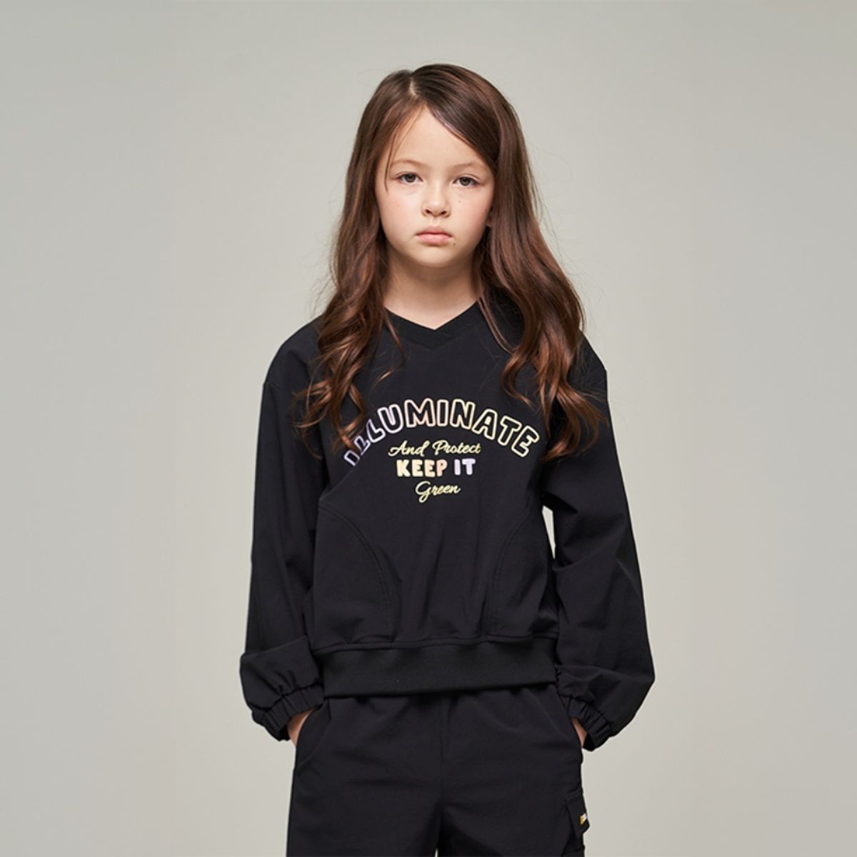 내셔널지오그래픽 키즈(NATIONAL GEOGRAPHIC KIDS) K243GSW040 판테라 V넥 우븐 맨투맨 CARBONBLACK