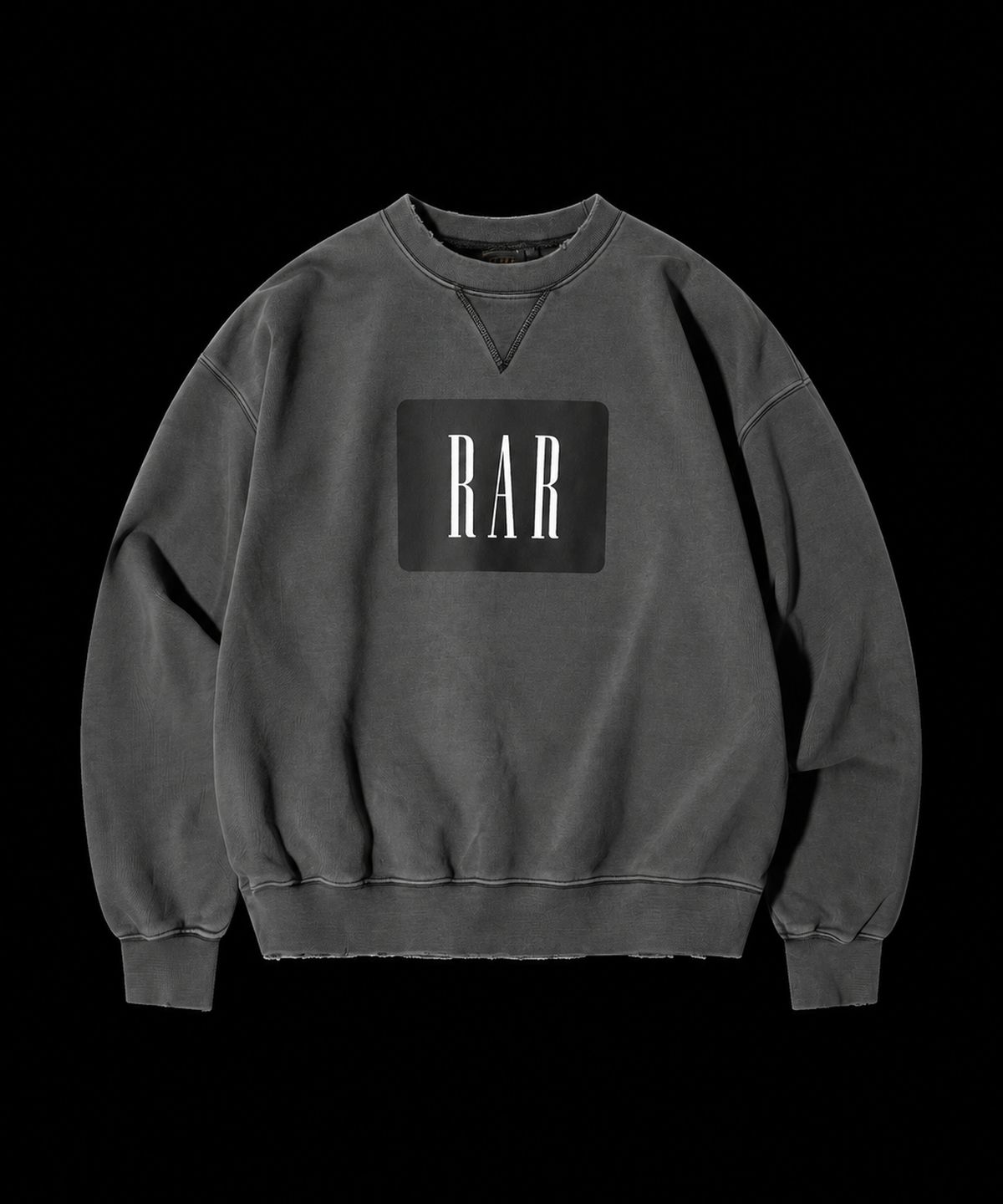 랄(RAR) RAR 로고 선페이드 이펙트 빈티지 스웻셔츠_FADED BLACK