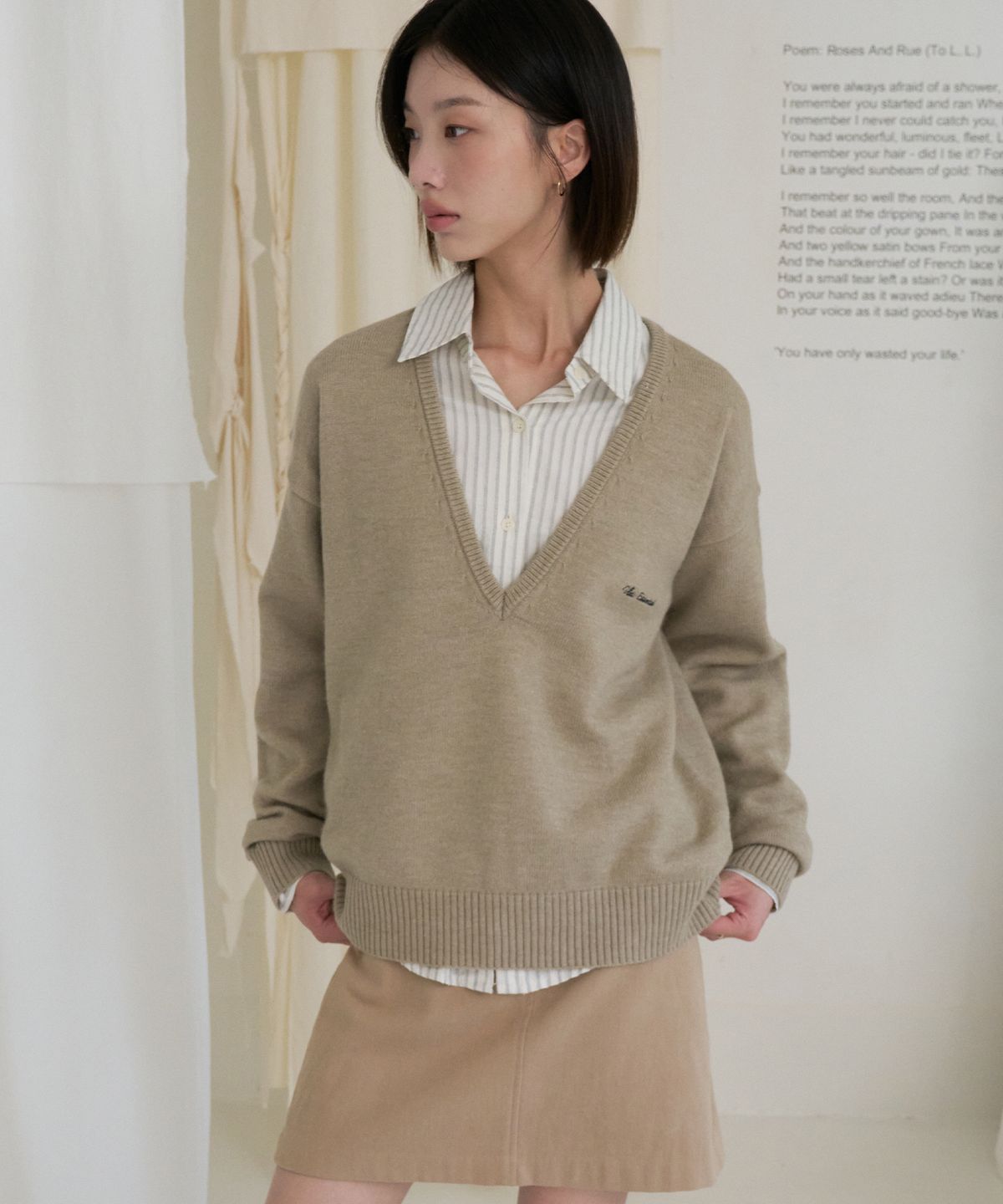 블레티(VLETI) Deep V-Neck Embroidered Knit(beige)