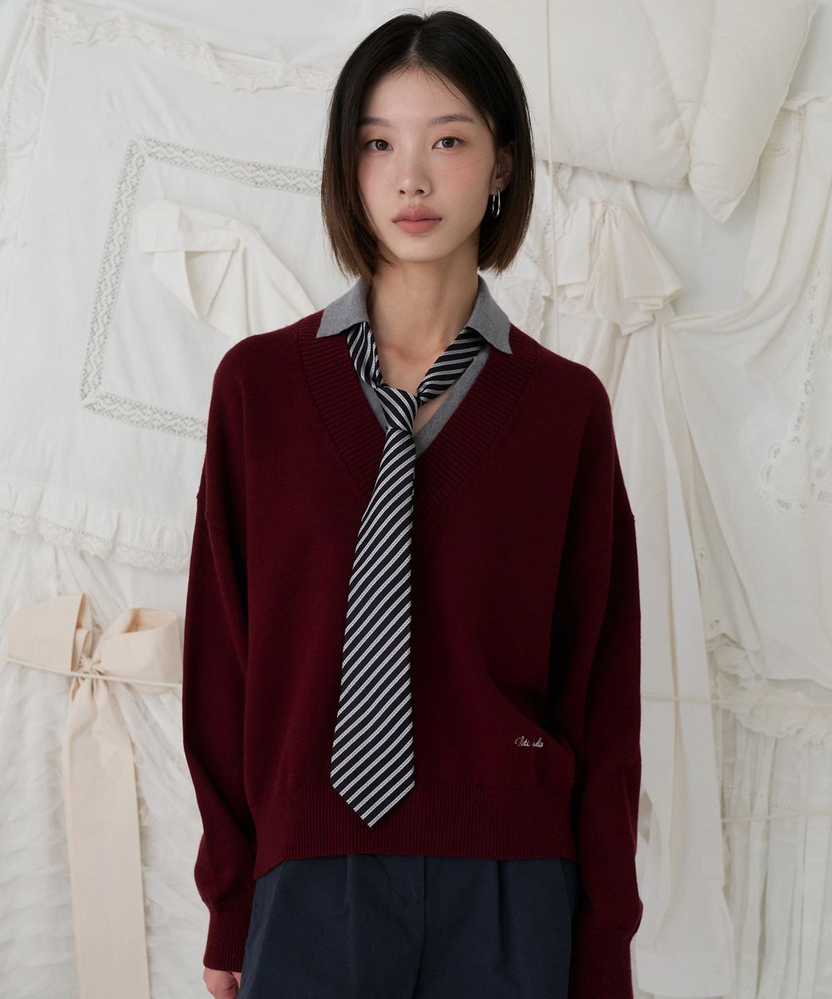 블레티(VLETI) Contrast Collar V-Neck Embroidery Layered Knit (deep burgundy)
