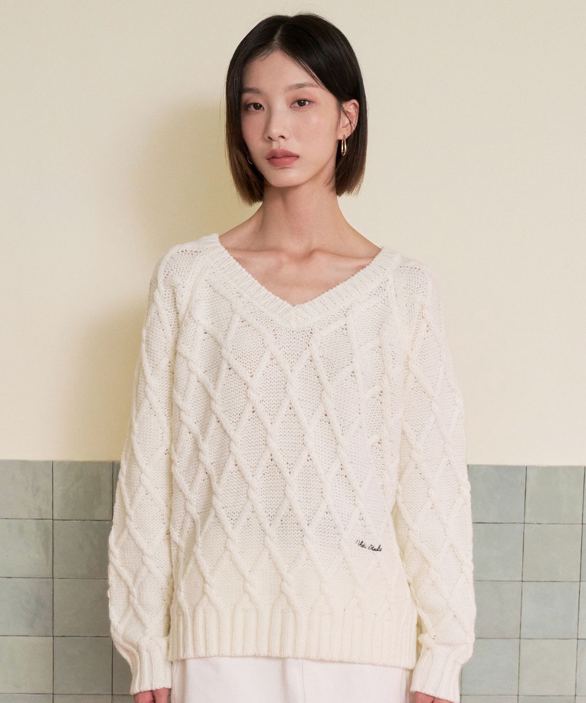 블레티(VLETI) Wool Cable Raglan Embroidered V-Neck Knit (cream)