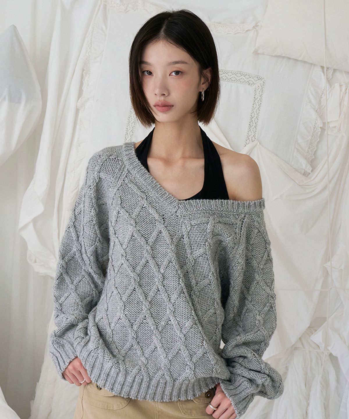 블레티(VLETI) Wool Cable Raglan Embroidered V-Neck Knit (gray)