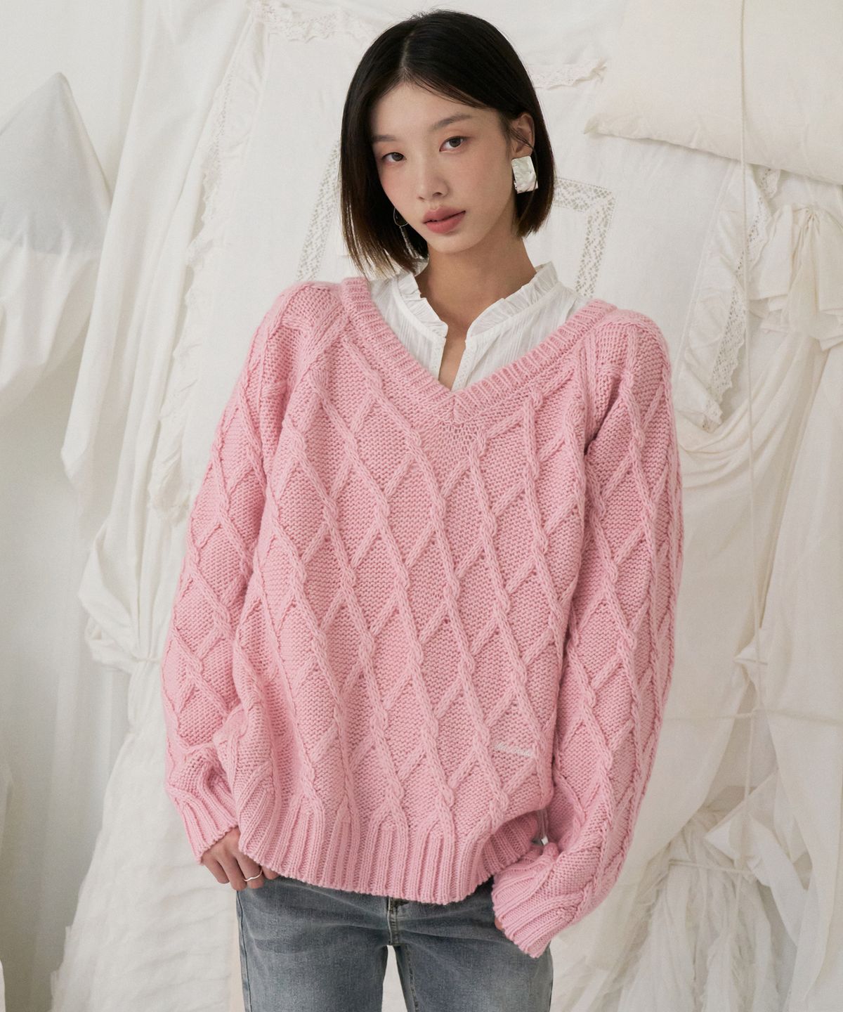 블레티(VLETI) Wool Cable Raglan Embroidered V-Neck Knit (pink)