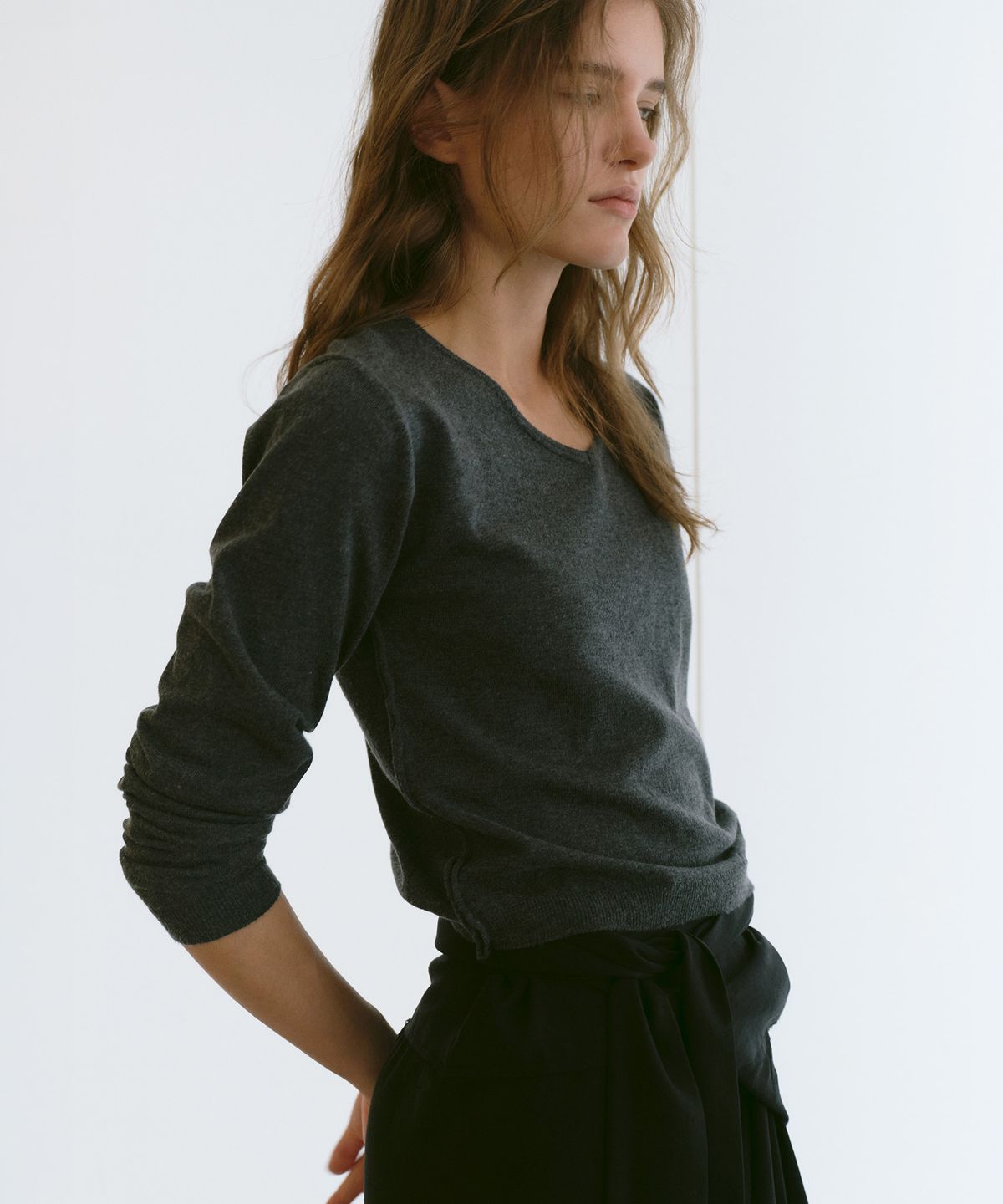 카셀(CACELE) LINE SEMI CROP KNIT, CHARCOAL
