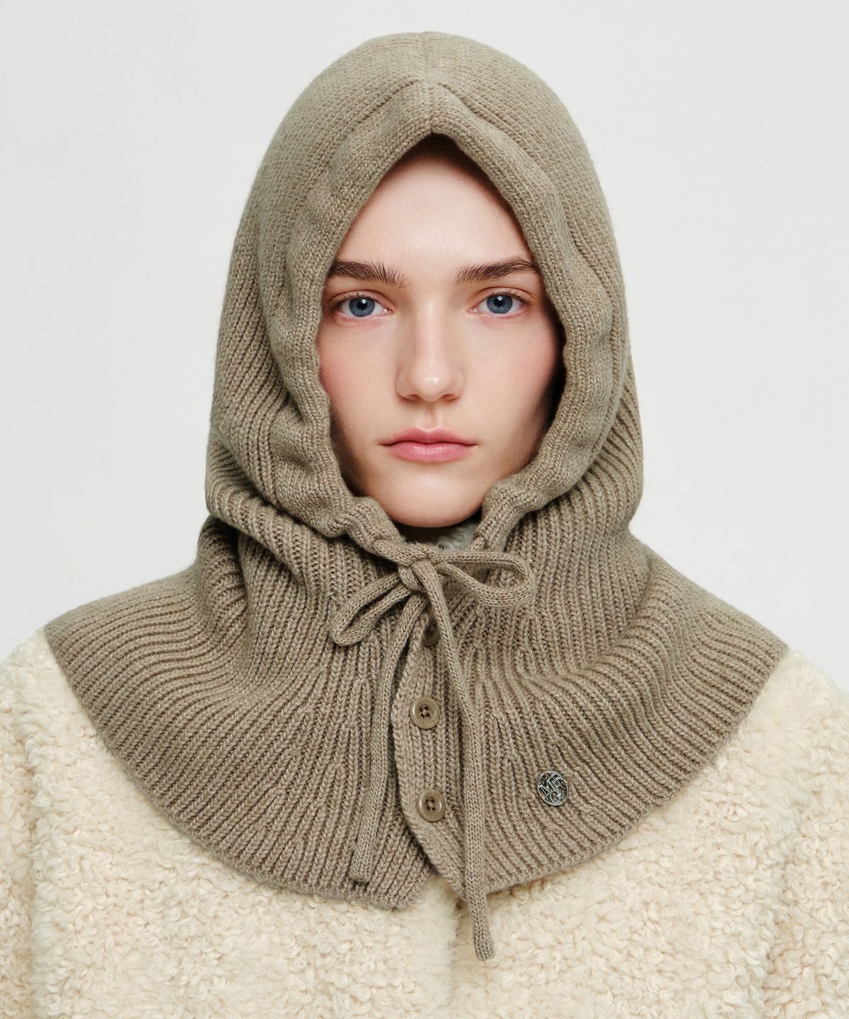 마리떼 프랑소와 저버(MARITHÉ + FRANҪOIS GIRBAUD) CIRCLE LOGO CAPE BALACLAVA oatmeal