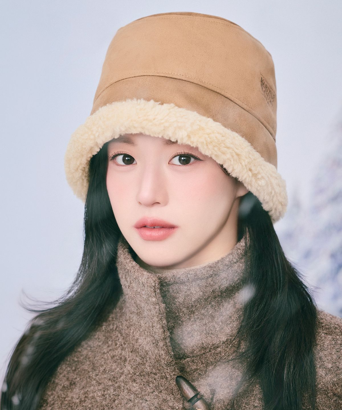마리떼 프랑소와 저버(MARITHÉ + FRANҪOIS GIRBAUD) SMALL CLASSIC LOGO SUEDE BUCKET HAT dark beige