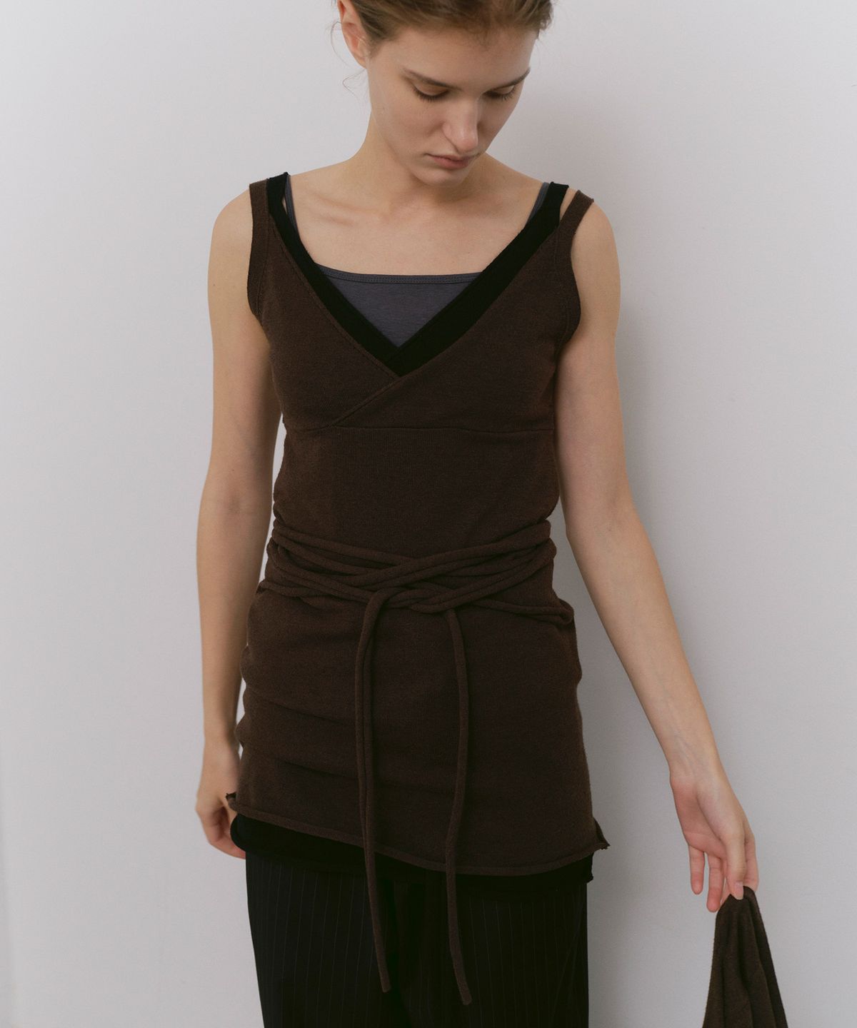 카셀(CACELE) RAW CUT STRAP DRESS, BROWN