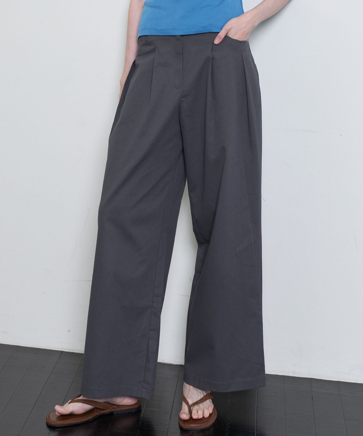 누베르(NUVERE) Pleat Pants Charcoal