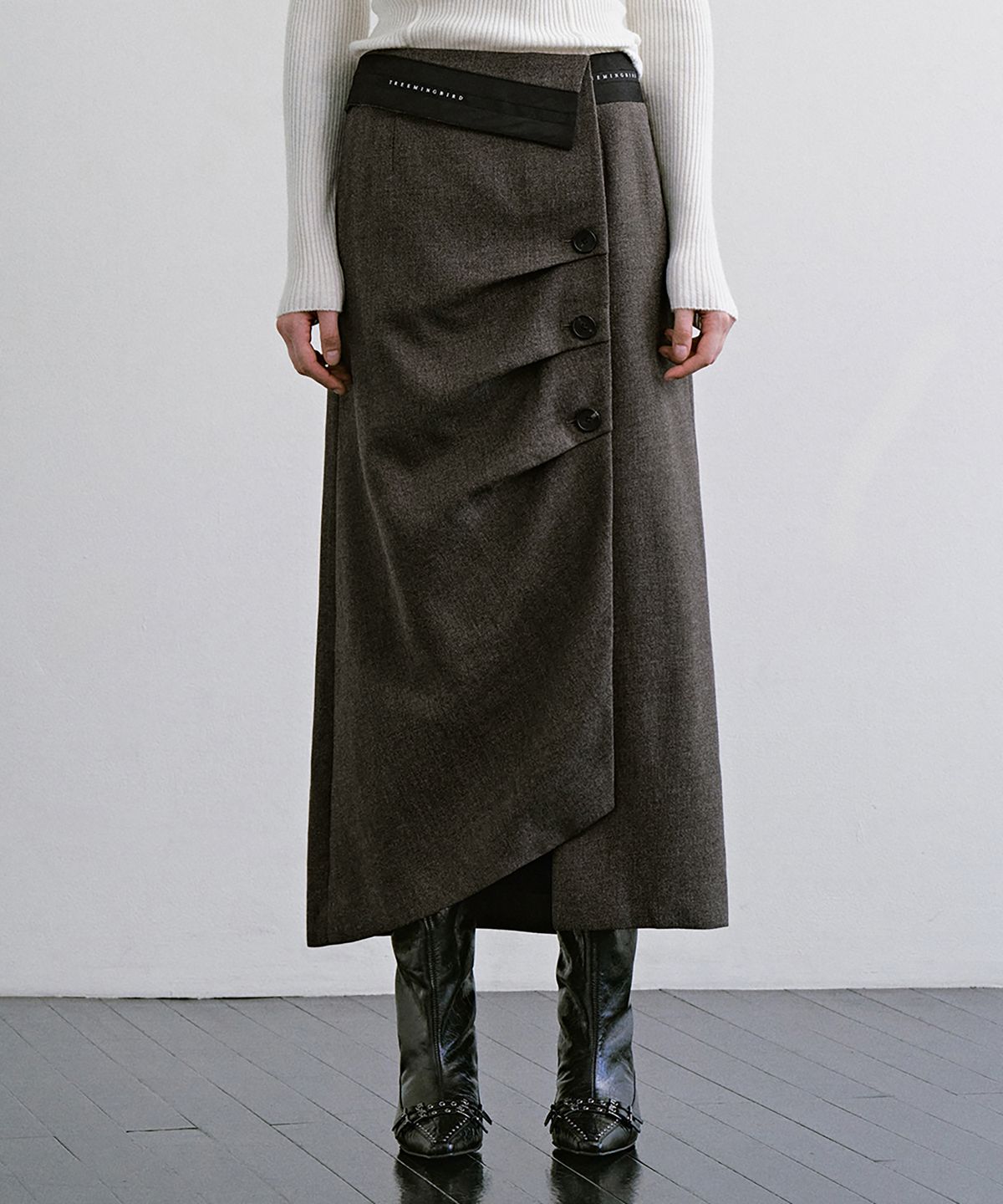트리밍버드(TREEMINGBIRD) 3 Button H Line Long Skirt [ Brown ]