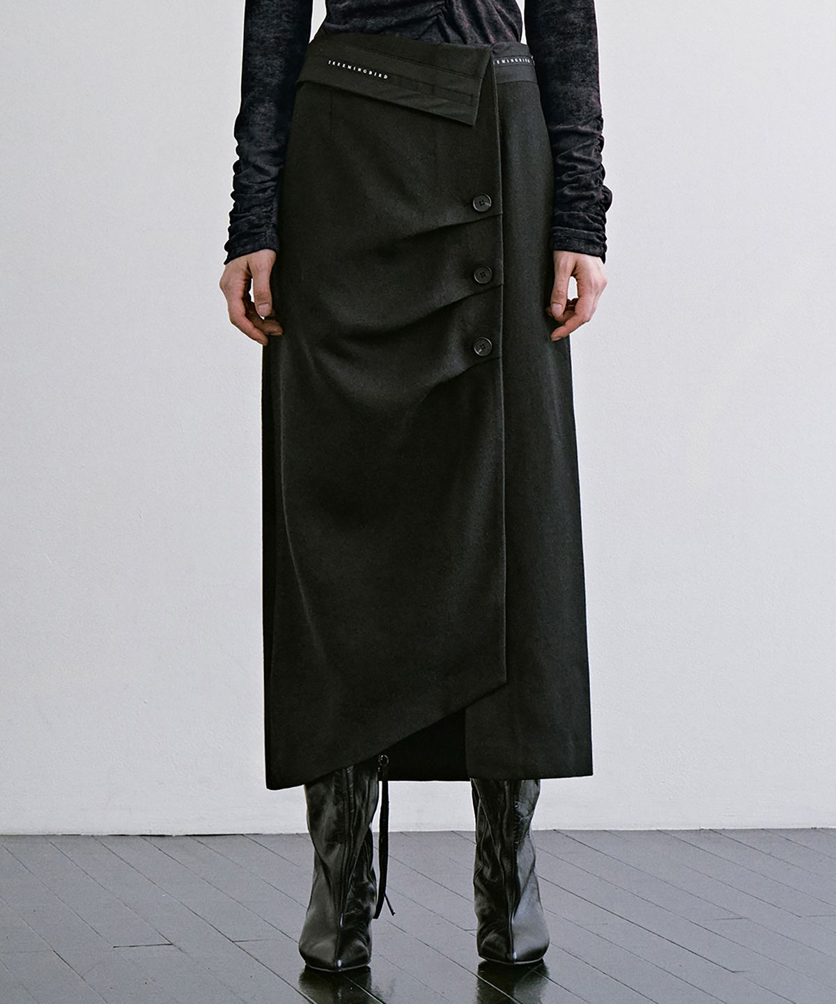 트리밍버드(TREEMINGBIRD) 3 Button H Line Long Skirt [ Black ]