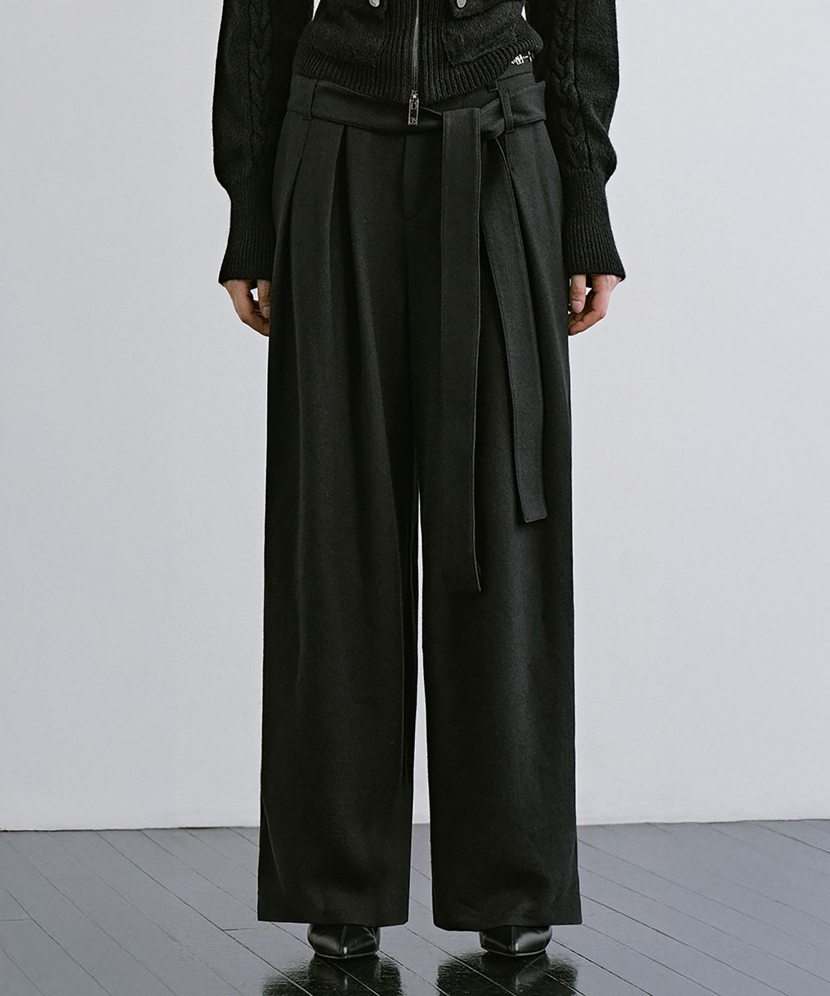 트리밍버드(TREEMINGBIRD) Detachable Belt Pleated Slacks [ Black ]