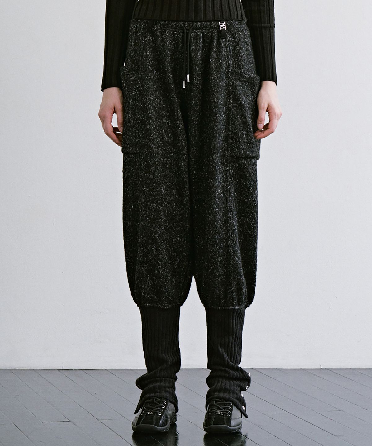 트리밍버드(TREEMINGBIRD) Knee-Sock Layered Set-up Pants [ Charcoal ]