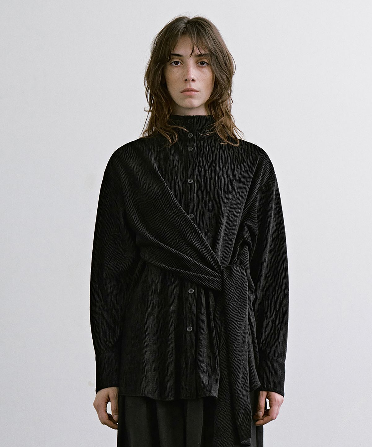 트리밍버드(TREEMINGBIRD) Crinkled Velvet Wrap Blouse [ Black ]