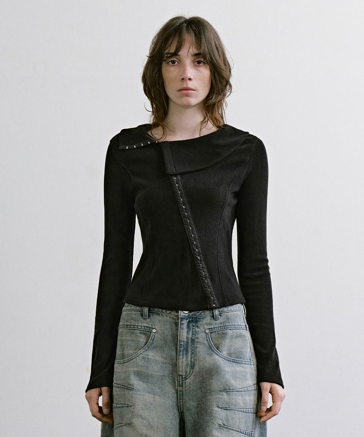 트리밍버드(TREEMINGBIRD) Asymmetric Hook Long Sleeve Top [ Black ]