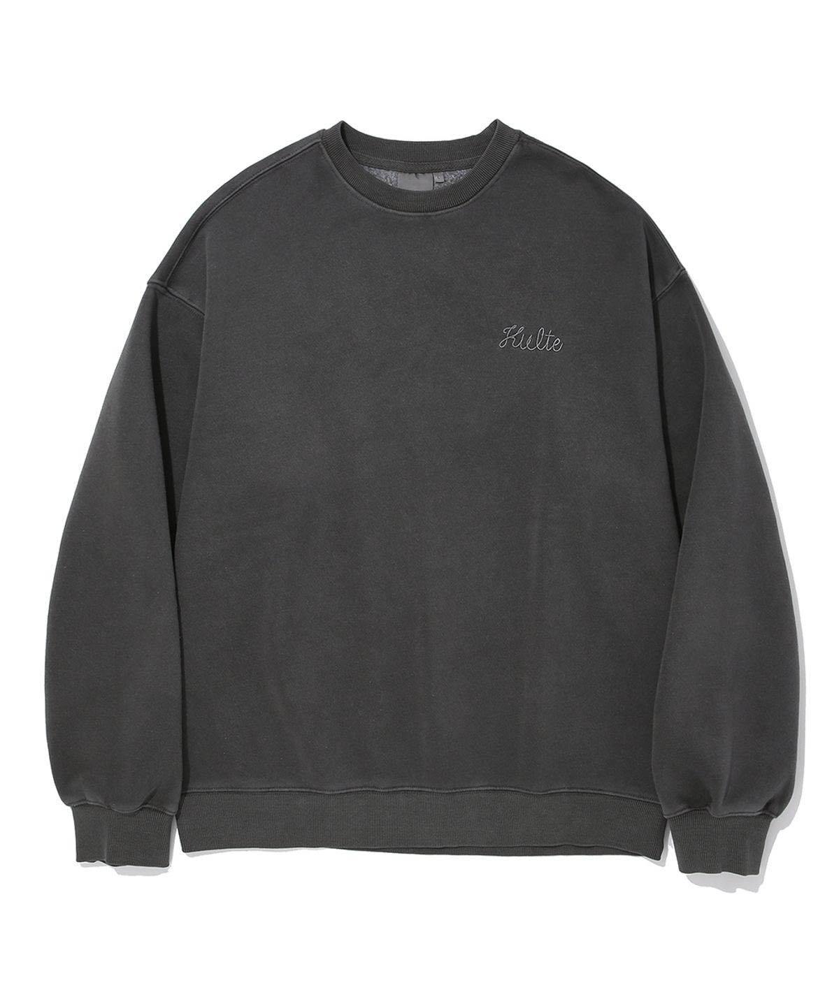 쿨트(KULTE) KULTE LOGO EMB PIGMENT CREWNECK_CHARCOAL