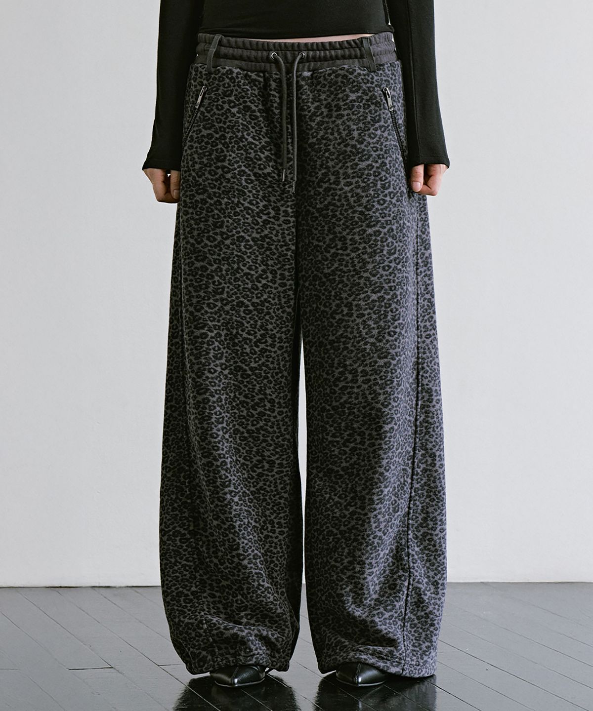 트리밍버드(TREEMINGBIRD) Leopard Fleece Set-up Pants [ Charcoal ]