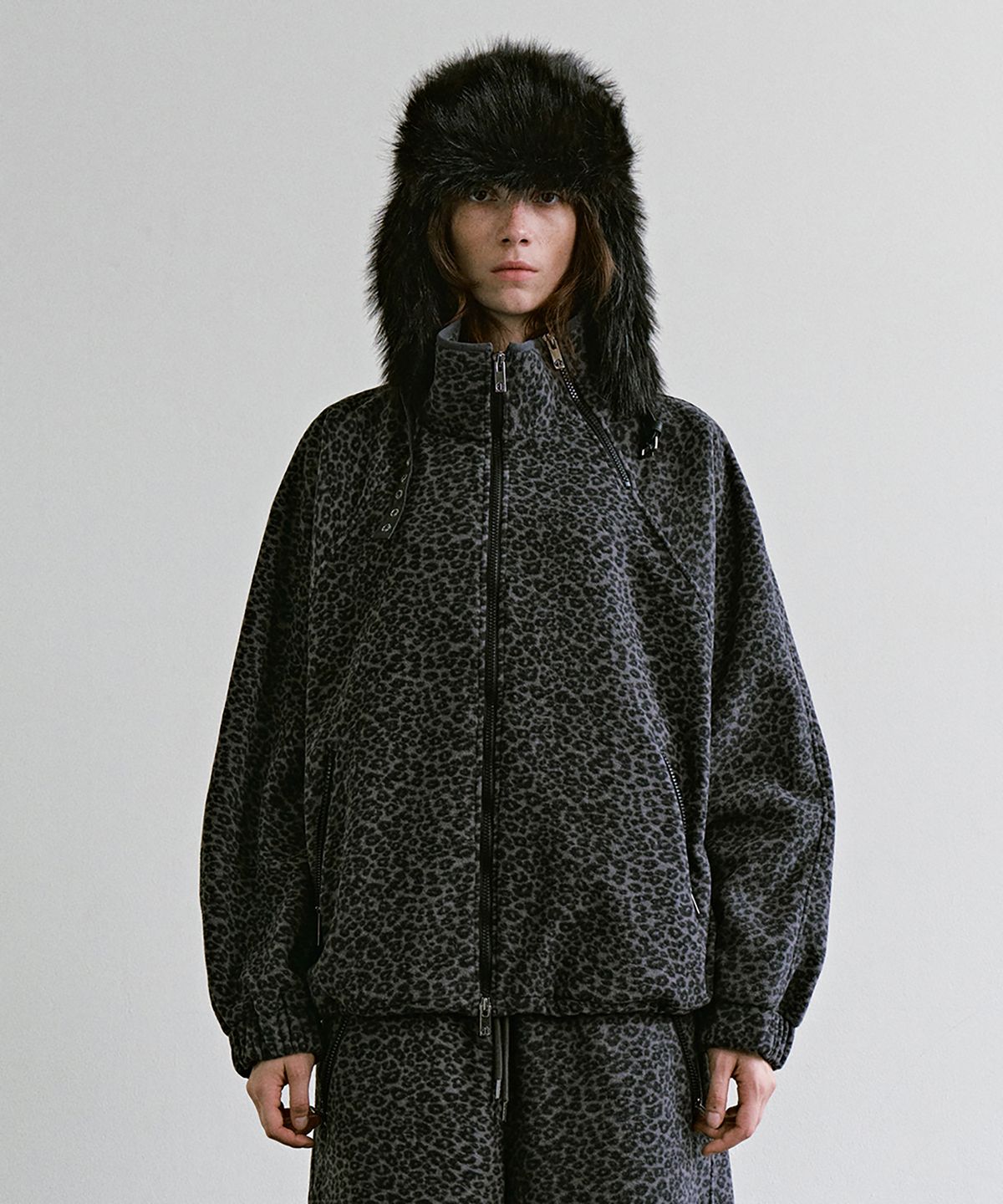 트리밍버드(TREEMINGBIRD) Leopard Fleece Set-up Jacket [ Charcoal ]