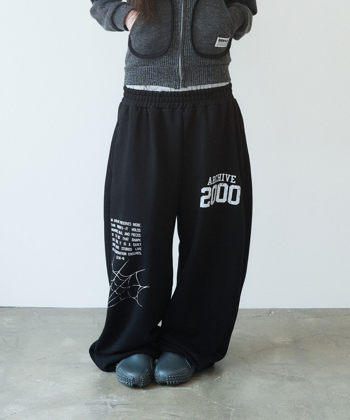 쏘비(SEW-B) ARC2000 커브드 롱팬츠 [블랙]
