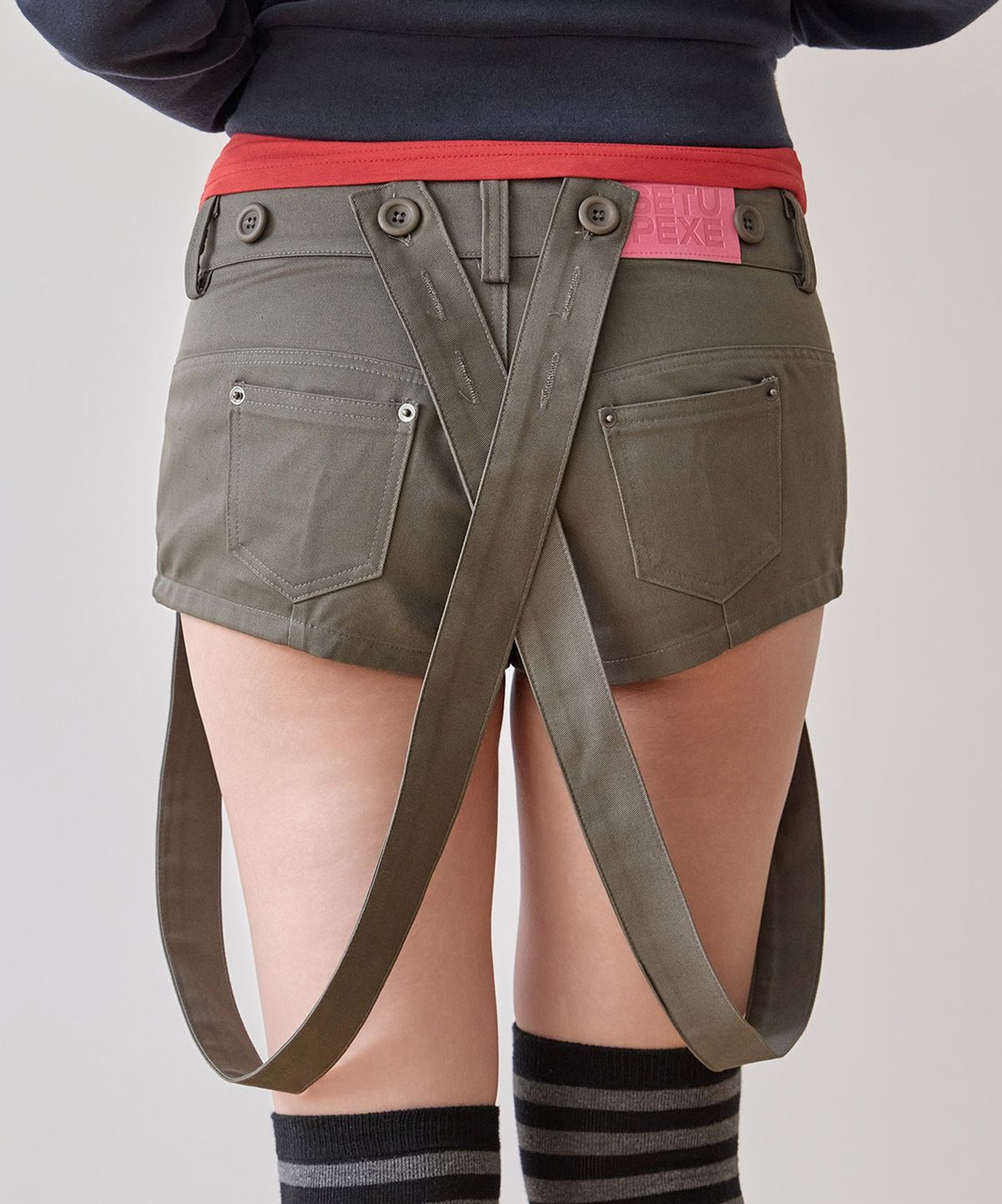 셋업이엑스이(SETUP-EXE) SUEE X MEMI SUSPENDER SHORT PANTS / KHAKI GRAY