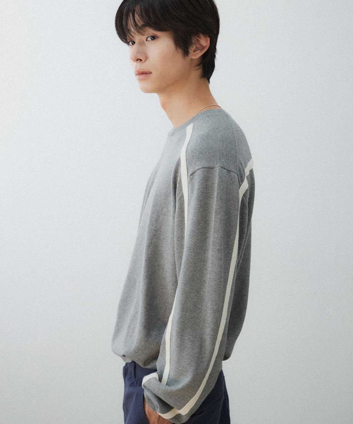 더블유엠씨(WMC) 백 스트라이프 크루넥 니트_GREY