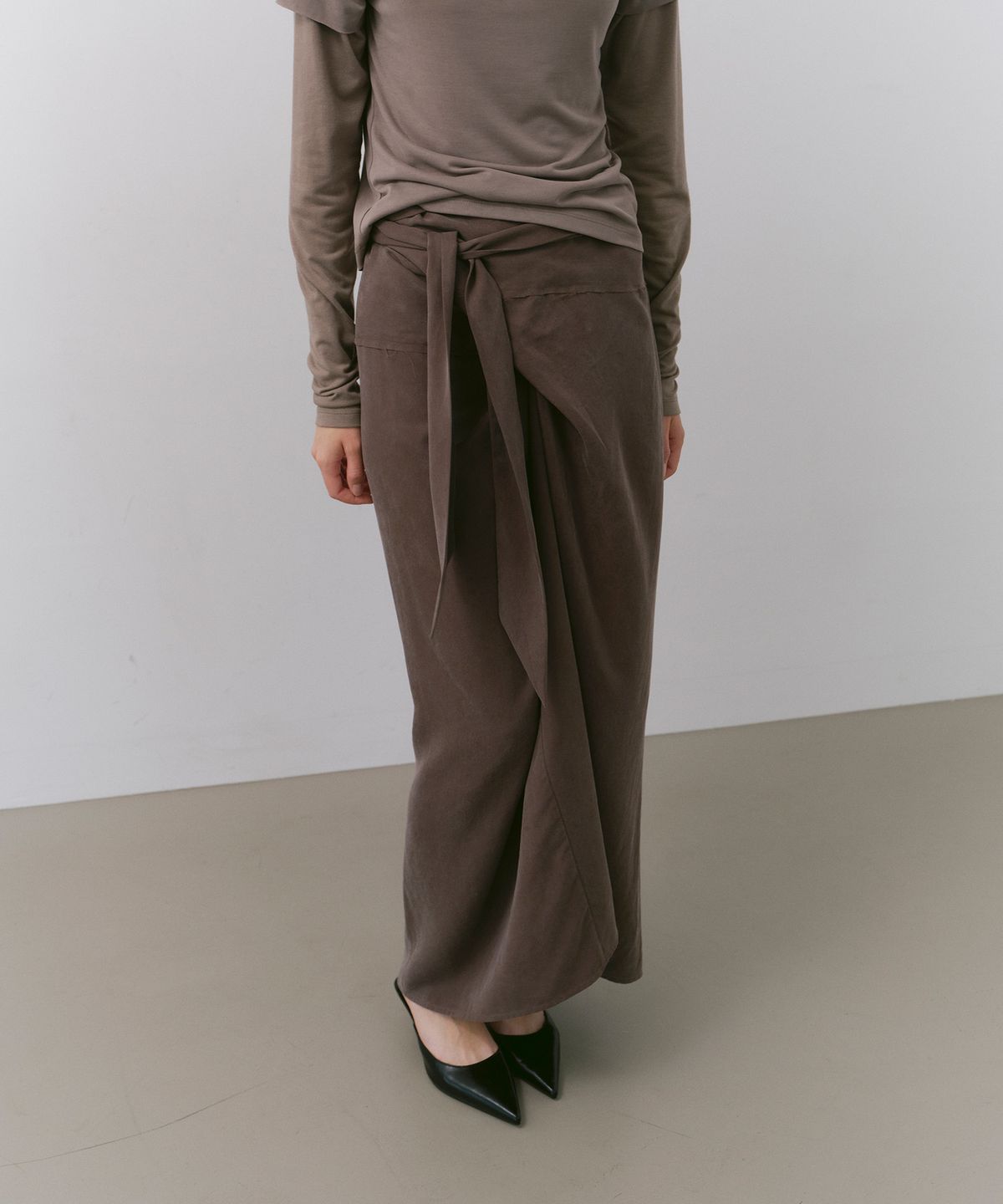 카셀(CACELE) SCULPT WRAP SKIRT, BROWN