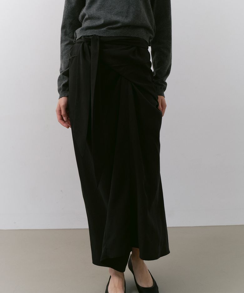 SCULPT WRAP SKIRT, BLACK